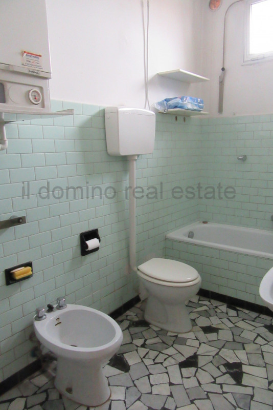 Ampio e luminoso appartamento bilocale libero da subito, situato dentro le mura del centro storic...