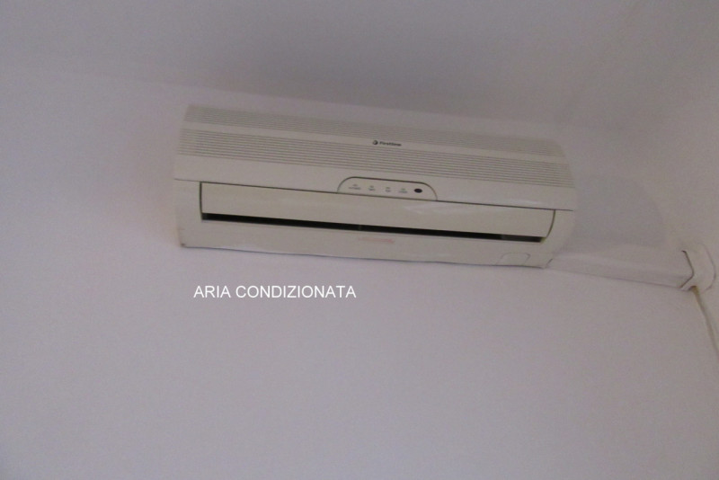 Ampio e luminoso appartamento bilocale libero da subito, situato dentro le mura del centro storic...