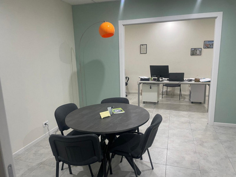 Proponiamo in affitto un ufficio dalle ampie dimensioni, situato al primo piano di una palazzina ...