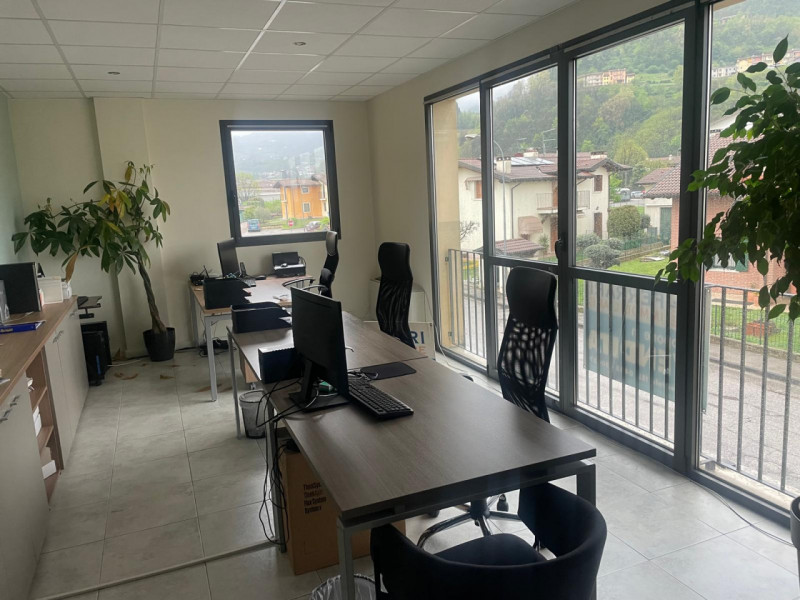 Proponiamo in affitto un ufficio dalle ampie dimensioni, situato al primo piano di una palazzina ...
