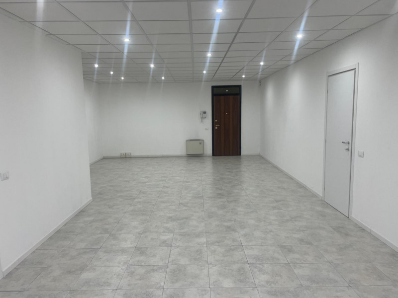 Proponiamo in affitto un ufficio dalle ampie dimensioni, situato al primo piano di una palazzina ...