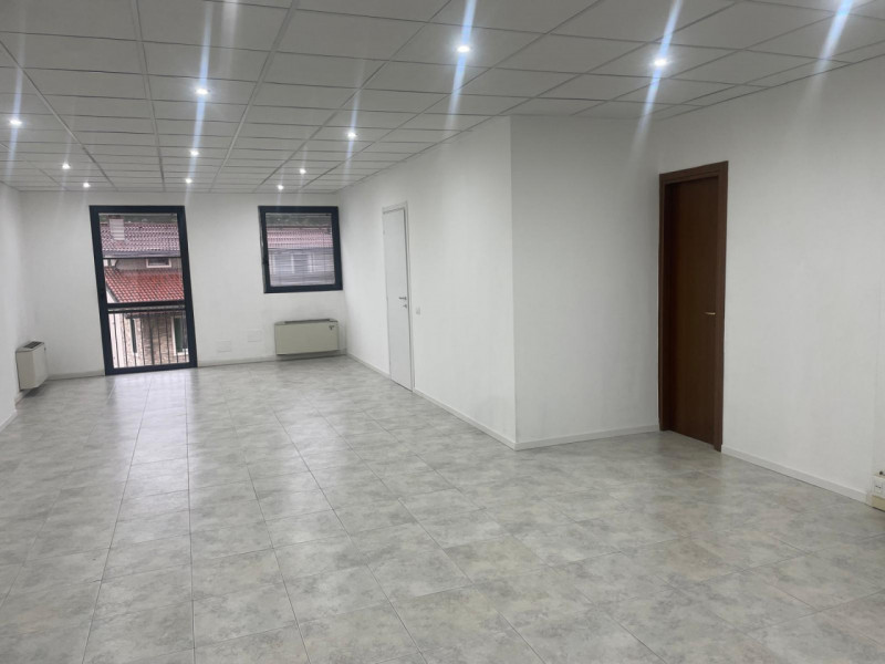 Proponiamo in affitto un ufficio dalle ampie dimensioni, situato al primo piano di una palazzina ...
