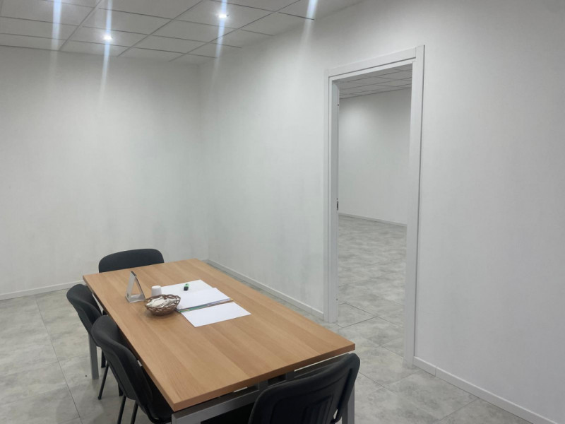 Proponiamo in affitto un ufficio dalle ampie dimensioni, situato al primo piano di una palazzina ...