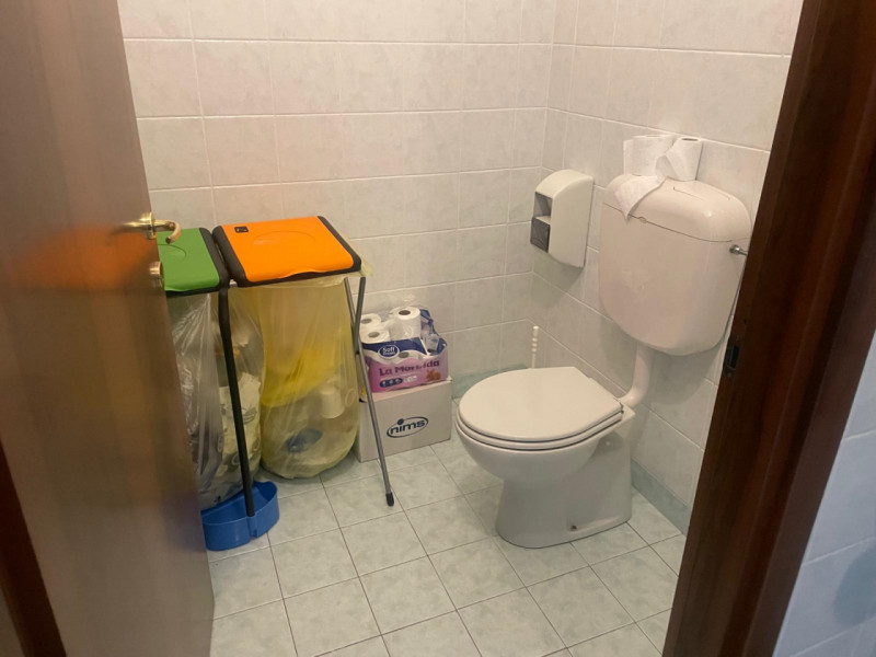 Proponiamo in affitto un ufficio dalle ampie dimensioni, situato al primo piano di una palazzina ...