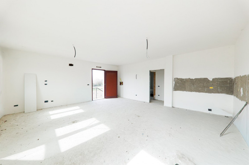 COMPOSIZIONE:
Proponiamo in vendita appartamento situato al piano primo, attualmente allo stato g...