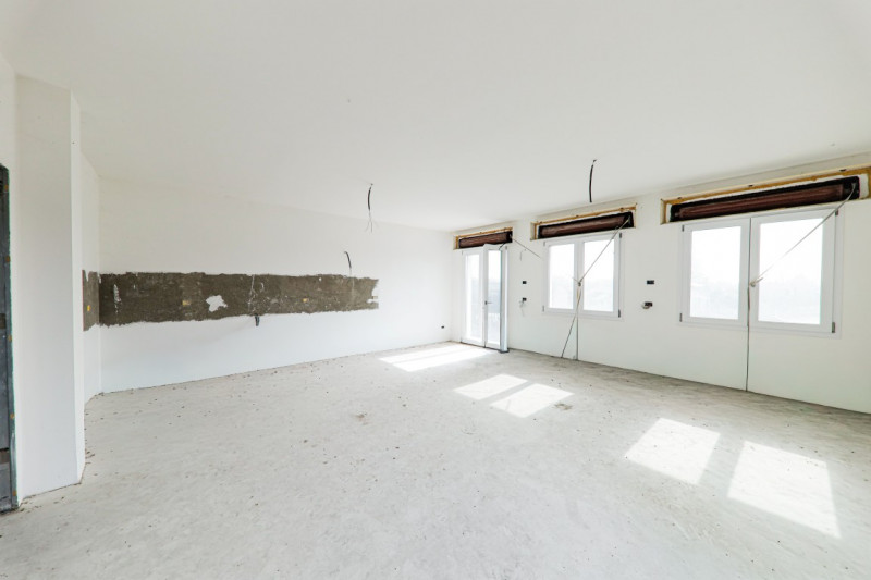 COMPOSIZIONE:
Proponiamo in vendita appartamento situato al piano primo, attualmente allo stato g...