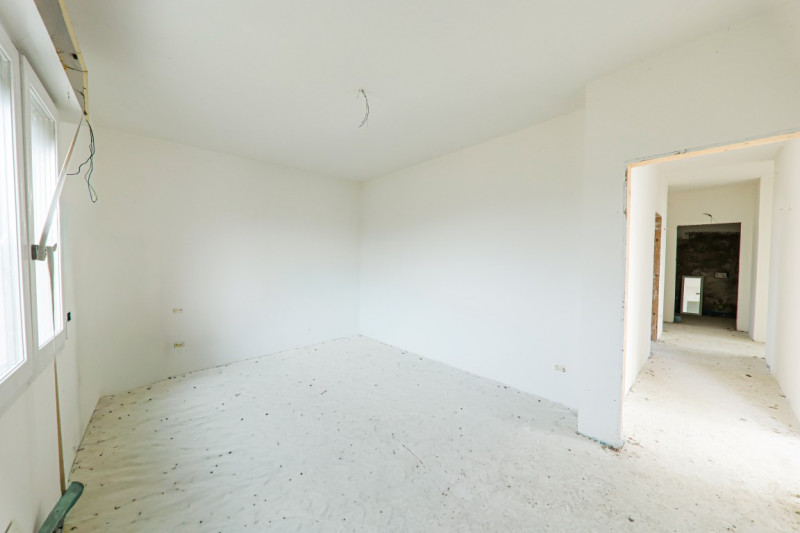 COMPOSIZIONE:
Proponiamo in vendita appartamento situato al piano primo, attualmente allo stato g...