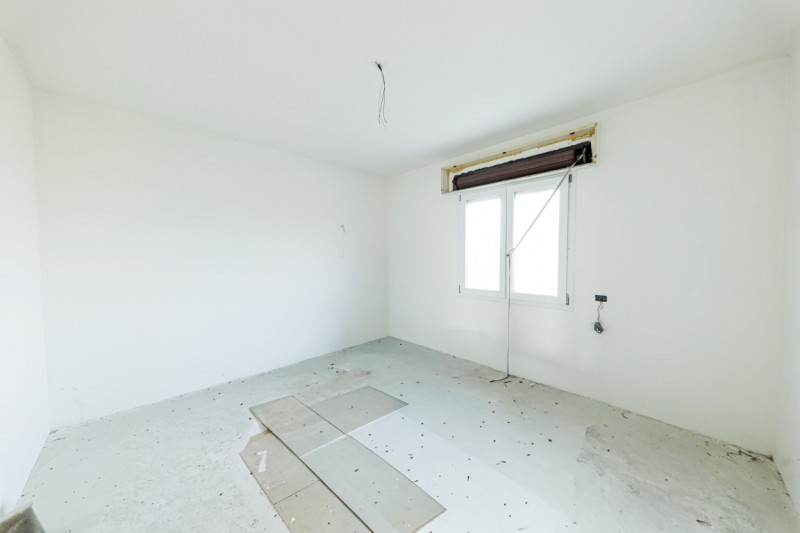 COMPOSIZIONE:
Proponiamo in vendita appartamento situato al piano primo, attualmente allo stato g...