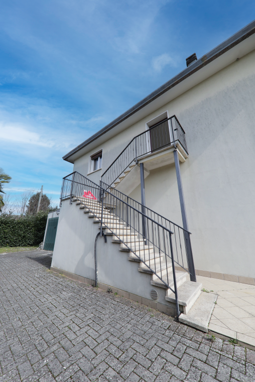 COMPOSIZIONE:
Proponiamo in vendita appartamento situato al piano primo, attualmente allo stato g...