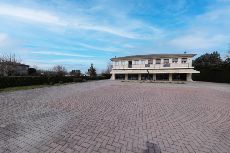 COMPOSIZIONE:
Proponiamo in vendita appartamento situato al piano primo, attualmente allo stato g...