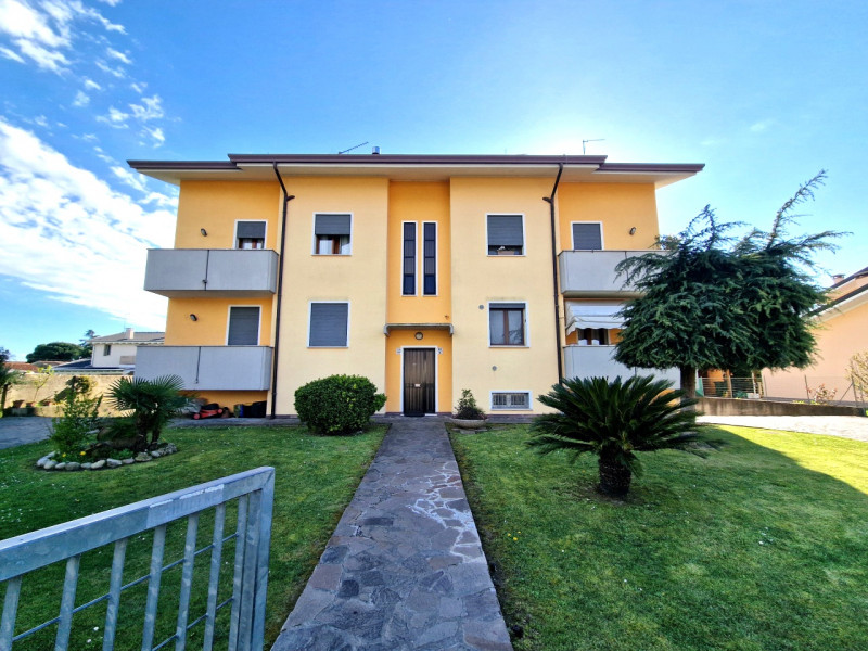 Nel cuore di Saletto, frazione del Comune di Borgo Veneto, proponiamo un appartamento che unisce ...