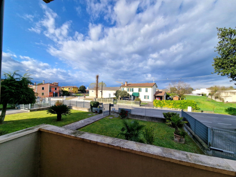 Nel cuore di Saletto, frazione del Comune di Borgo Veneto, proponiamo un appartamento che unisce ...