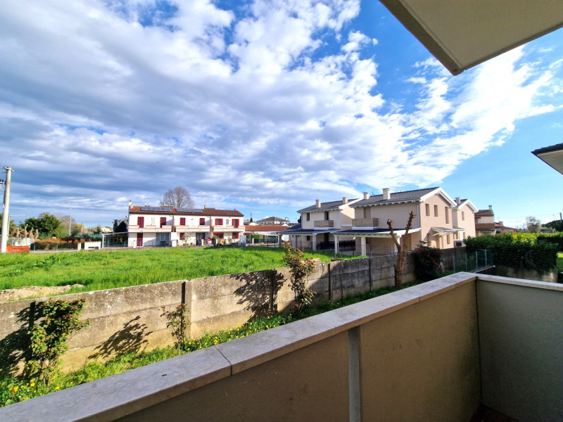 Nel cuore di Saletto, frazione del Comune di Borgo Veneto, proponiamo un appartamento che unisce ...
