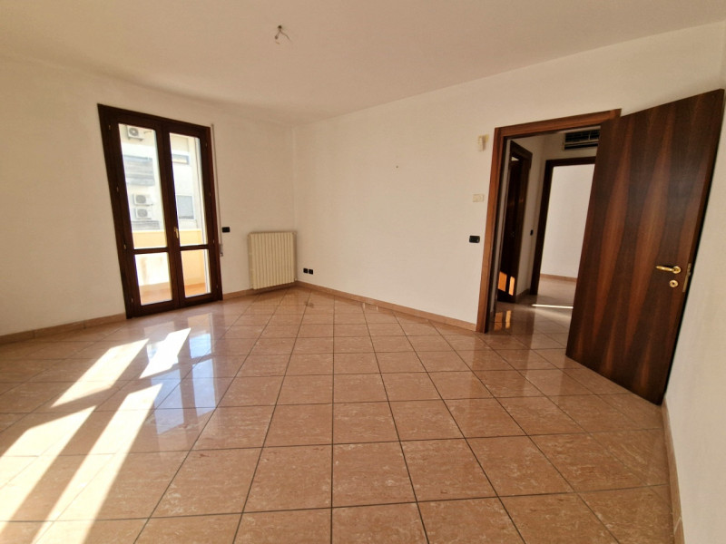 Nel cuore di Saletto, frazione del Comune di Borgo Veneto, proponiamo un appartamento che unisce ...