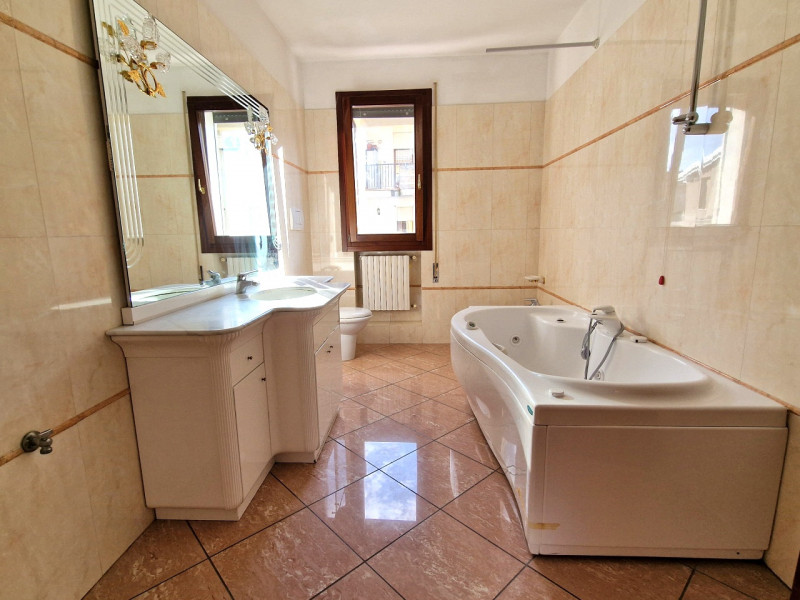 Nel cuore di Saletto, frazione del Comune di Borgo Veneto, proponiamo un appartamento che unisce ...