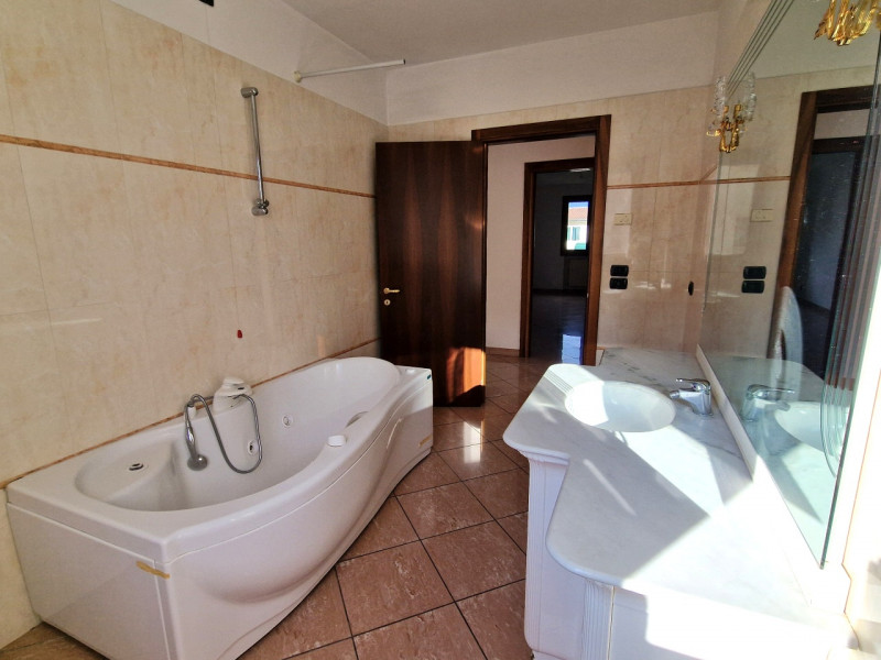 Nel cuore di Saletto, frazione del Comune di Borgo Veneto, proponiamo un appartamento che unisce ...