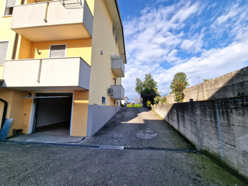 Nel cuore di Saletto, frazione del Comune di Borgo Veneto, proponiamo un appartamento che unisce ...