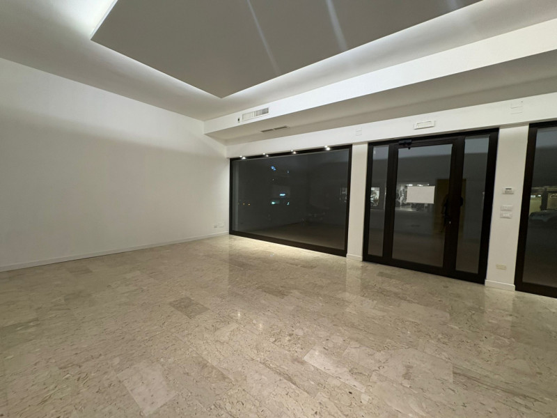 Proponiamo in locazione un elegante negozio situato nella zona centrale di Vigodarzere, posizione...