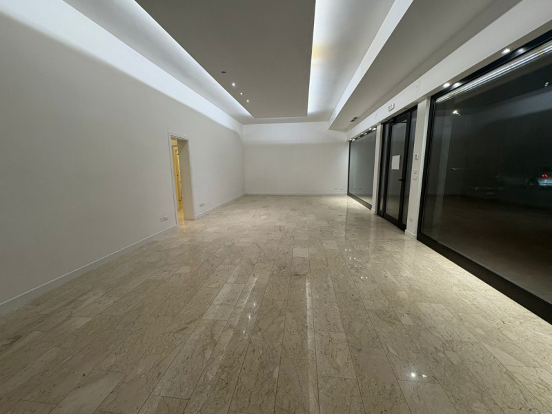 Proponiamo in locazione un elegante negozio situato nella zona centrale di Vigodarzere, posizione...