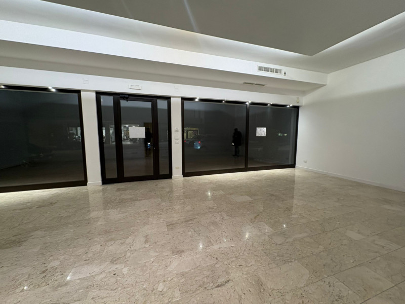 Proponiamo in locazione un elegante negozio situato nella zona centrale di Vigodarzere, posizione...