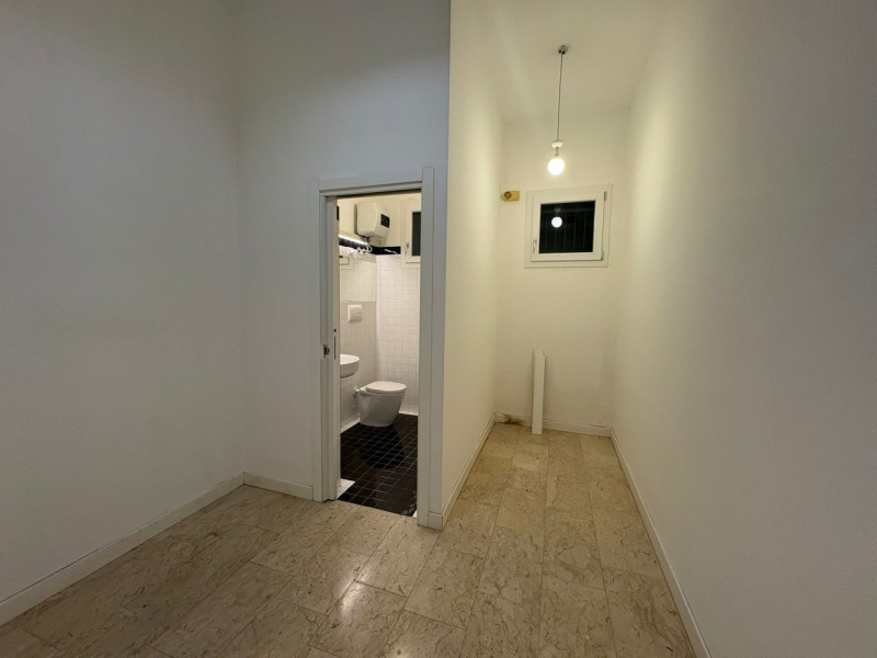 Proponiamo in locazione un elegante negozio situato nella zona centrale di Vigodarzere, posizione...