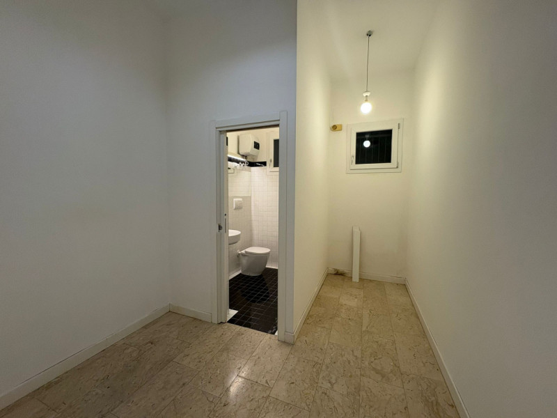 Proponiamo in locazione un elegante negozio situato nella zona centrale di Vigodarzere, posizione...