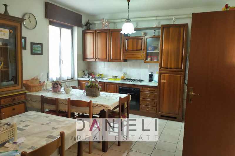 Montecchio Maggiore: a due passi dal centro, disponiamo di tricamere di recente restauro situato ...