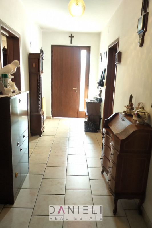 Montecchio Maggiore: a due passi dal centro, disponiamo di tricamere di recente restauro situato ...