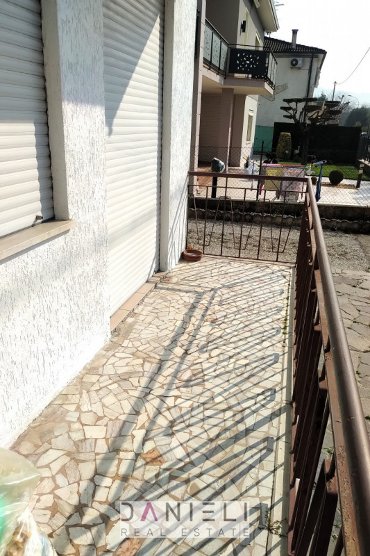 Montecchio Maggiore: a due passi dal centro, disponiamo di tricamere di recente restauro situato ...