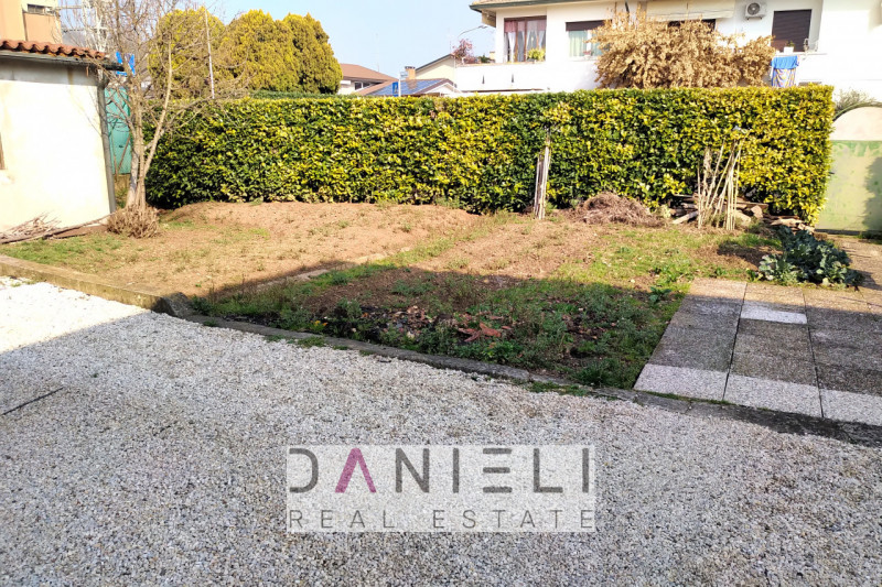 Montecchio Maggiore: a due passi dal centro, disponiamo di tricamere di recente restauro situato ...