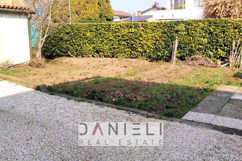 Montecchio Maggiore: a due passi dal centro, disponiamo di tricamere di recente restauro situato ...