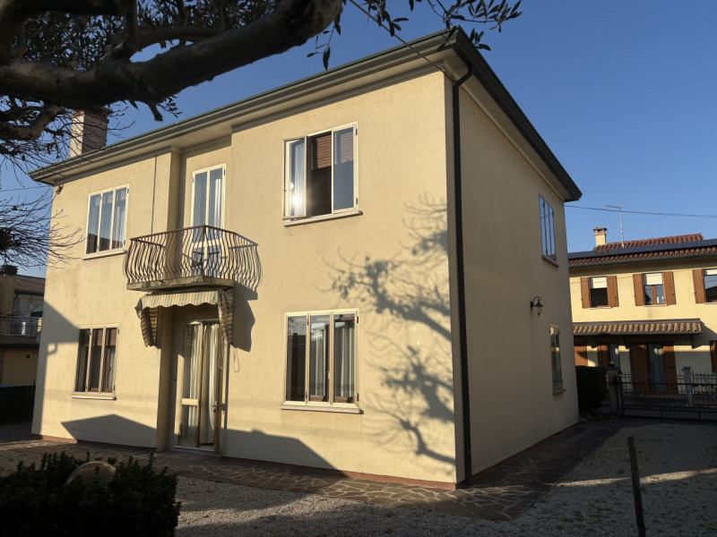 Nel cuore di Mestrino, in una posizione davvero privilegiata e comoda a tutti i principali serviz...