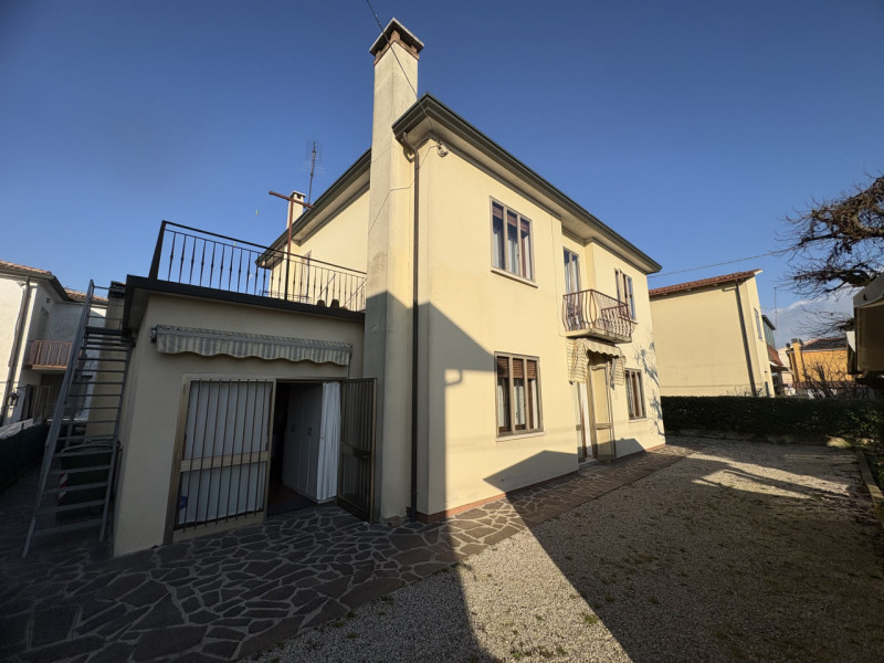 Nel cuore di Mestrino, in una posizione davvero privilegiata e comoda a tutti i principali serviz...