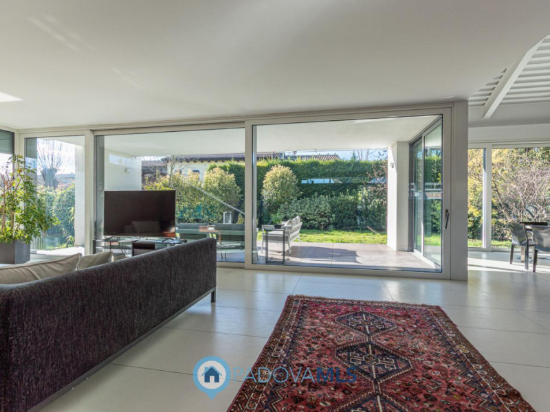 Immobile in esclusiva al Gruppo Padova MLS
Scopri questa magnifica villa moderna situata nel cuor...