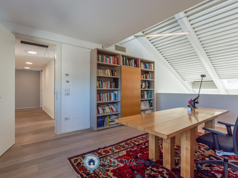 Immobile in esclusiva al Gruppo Padova MLS
Scopri questa magnifica villa moderna situata nel cuor...