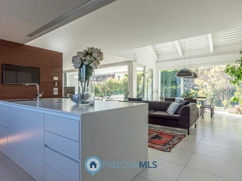 Immobile in esclusiva al Gruppo Padova MLS
Scopri questa magnifica villa moderna situata nel cuor...