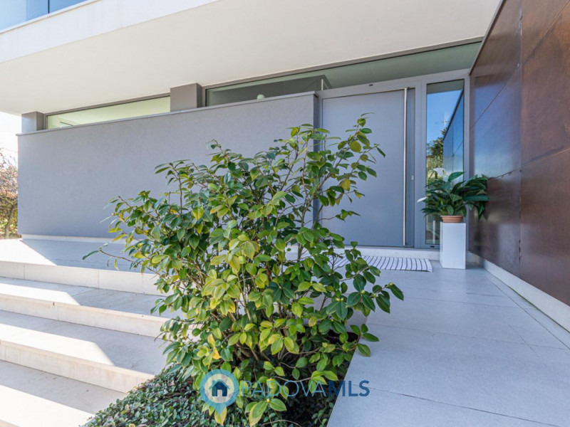 Immobile in esclusiva al Gruppo Padova MLS
Scopri questa magnifica villa moderna situata nel cuor...