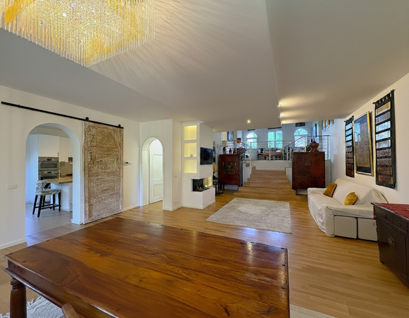 We offer for sale a splendid detached villa located in the greenest and most peaceful area of Fer...