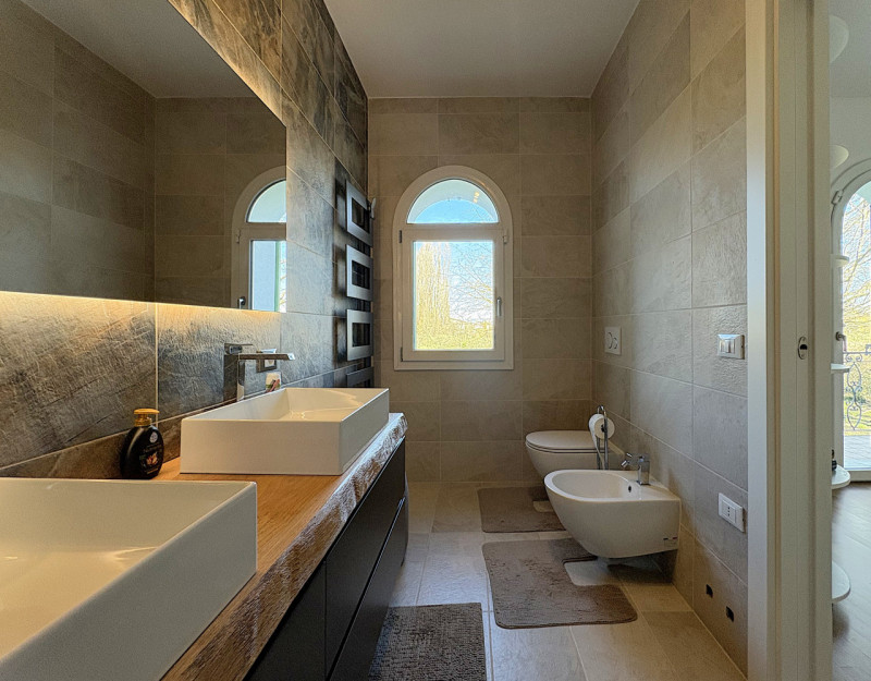 We offer for sale a splendid detached villa located in the greenest and most peaceful area of Fer...