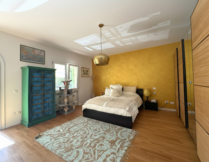 We offer for sale a splendid detached villa located in the greenest and most peaceful area of Fer...