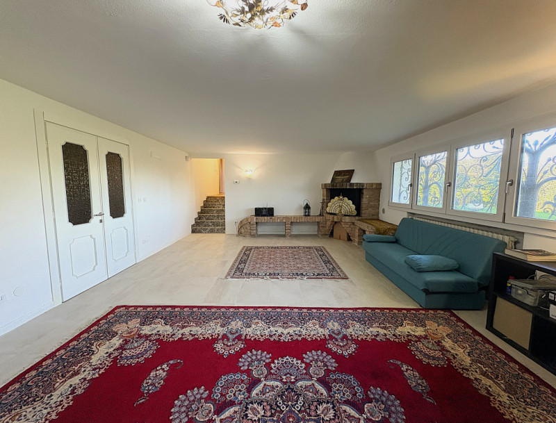 We offer for sale a splendid detached villa located in the greenest and most peaceful area of Fer...