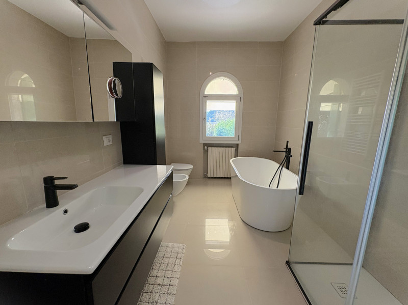 We offer for sale a splendid detached villa located in the greenest and most peaceful area of Fer...