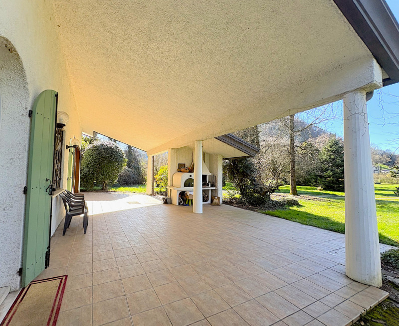 We offer for sale a splendid detached villa located in the greenest and most peaceful area of Fer...