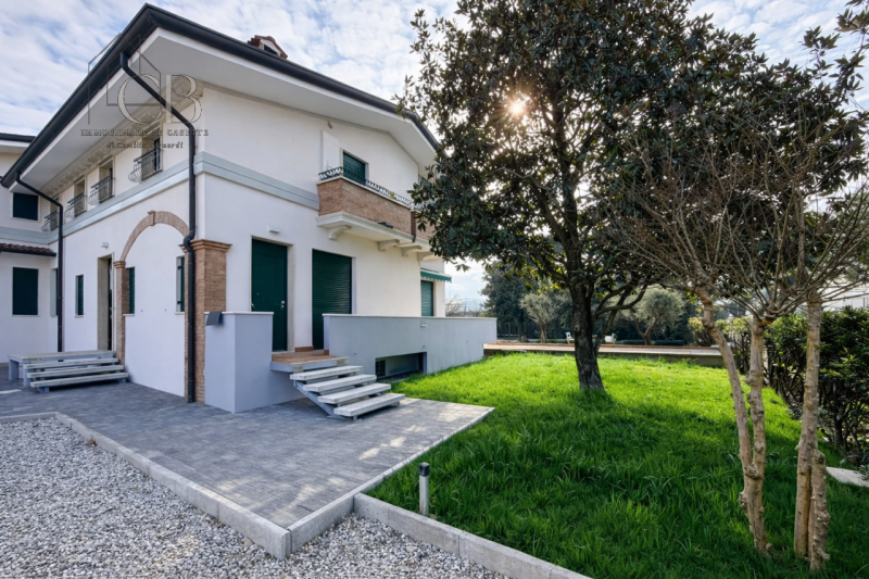 Un’eleganza senza tempo in residenza esclusiva

Nel cuore della zona più elegante e riservata di ...