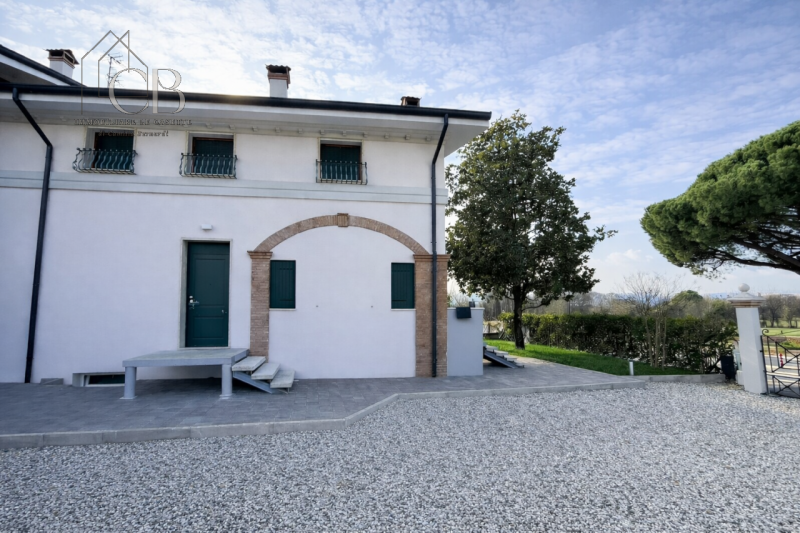 Un’eleganza senza tempo in residenza esclusiva

Nel cuore della zona più elegante e riservata di ...