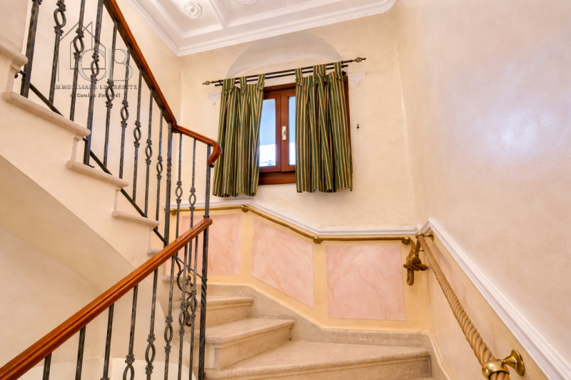 Un’eleganza senza tempo in residenza esclusiva

Nel cuore della zona più elegante e riservata di ...