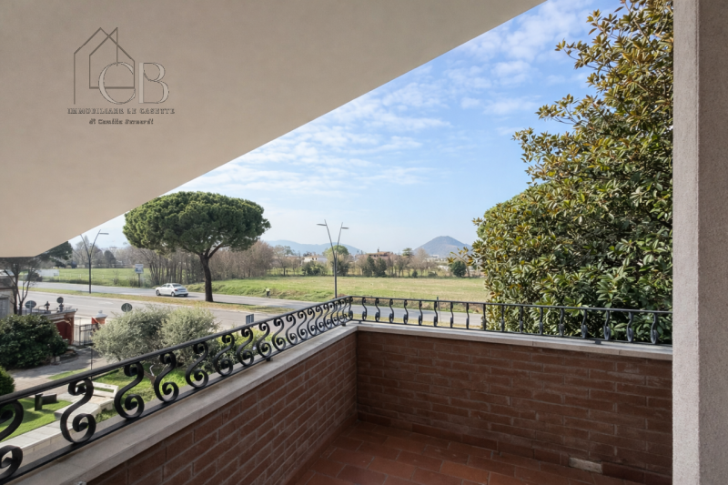 Un’eleganza senza tempo in residenza esclusiva

Nel cuore della zona più elegante e riservata di ...