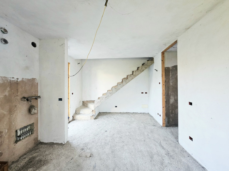 A Ospedaletto Euganeo, località Palugana, proponiamo in vendita casetta al grezzo di testa, che o...