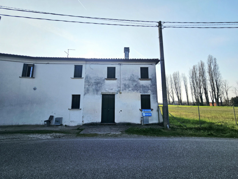 A Ospedaletto Euganeo, località Palugana, proponiamo in vendita casetta al grezzo di testa, che o...