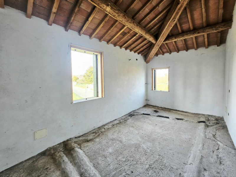 A Ospedaletto Euganeo, località Palugana, proponiamo in vendita casetta al grezzo di testa, che o...